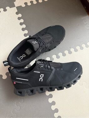 On Running Men’s Cloud Sneakers in Black with Reflective Accents,waterproof